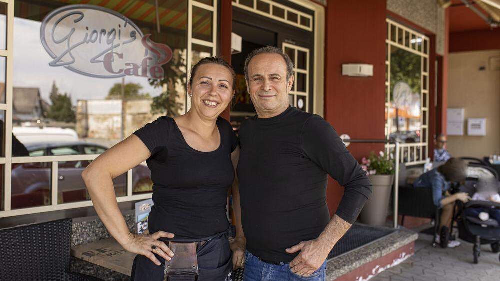 Gheorghe Pana mit seiner Frau Dzini vor dem neu renovierten Kaffeehaus.