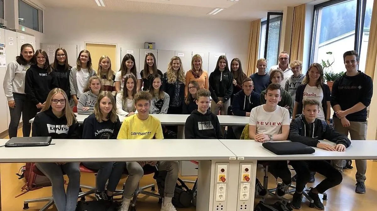 Schüler der sechsten Klassen mit dem Team von Südwind