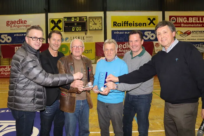 Ein besonderer Höhepunkt des Turniers war die Ehrung der weststeirischen Fußballlegenden Willi Huberts (SK Sturm) und Sepp Stering (GAK). Als Gratulanten stellten sich neben Bürgermeister Helmut Linhart auch Teamchef Franco Foda und U21-Teamtrainer Werner Gregoritsch ein. „Das hat es wohl noch nie gegeben, dass beide Teamchefs an so etwas mitwirken“, freute sich Bratschko.