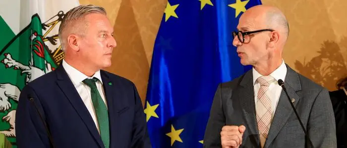 Finanzlandesrat Willibald Ehrenhöfer (ÖVP) gibt ressortmäßig das Management der Landesimmobilien an Landeshauptmann Mario Kunasek (FPÖ) ab