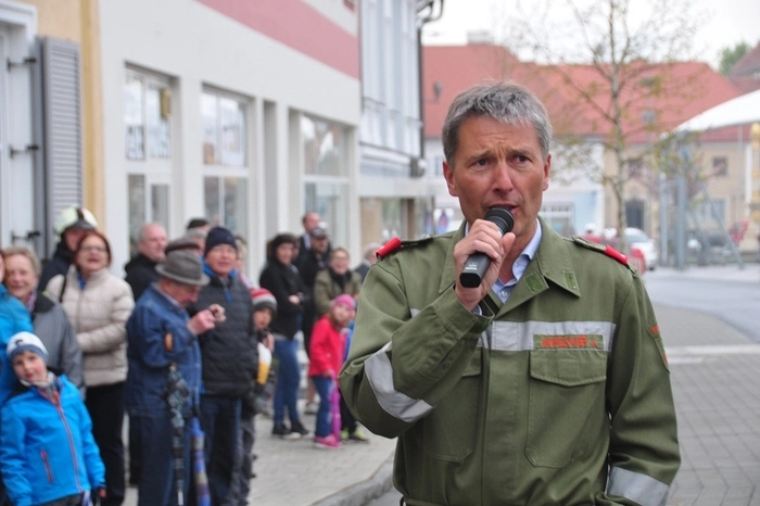Bürgermeister Johann Winkelmaier war als Moderator im Einsatz. Er erklärte den zahlreichen Zuschauern die einzelnen Schritte und das richtige Vorgehen im Einsatzfall.