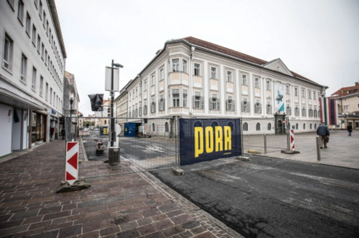 "Zunächst wird der Einfahrtsbereich mit einem Wiener Würfel, wie er auch in der 10.-Oktober-Straße ist, gekennzeichnet", sagt Vizebürgermeister und Straßenbaureferent Christian Scheider: "Damit soll visualisiert werden, dass es sich um eine Begegnungszone handelt. Wer hineinfährt, muss ja merken, dass er sich in einer anderen Zone befindet."
