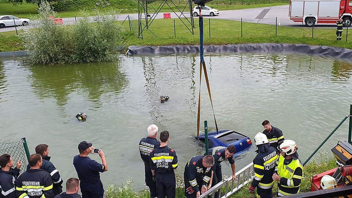 Die Feuerwehr zog das Fahrzeug aus dem Teich