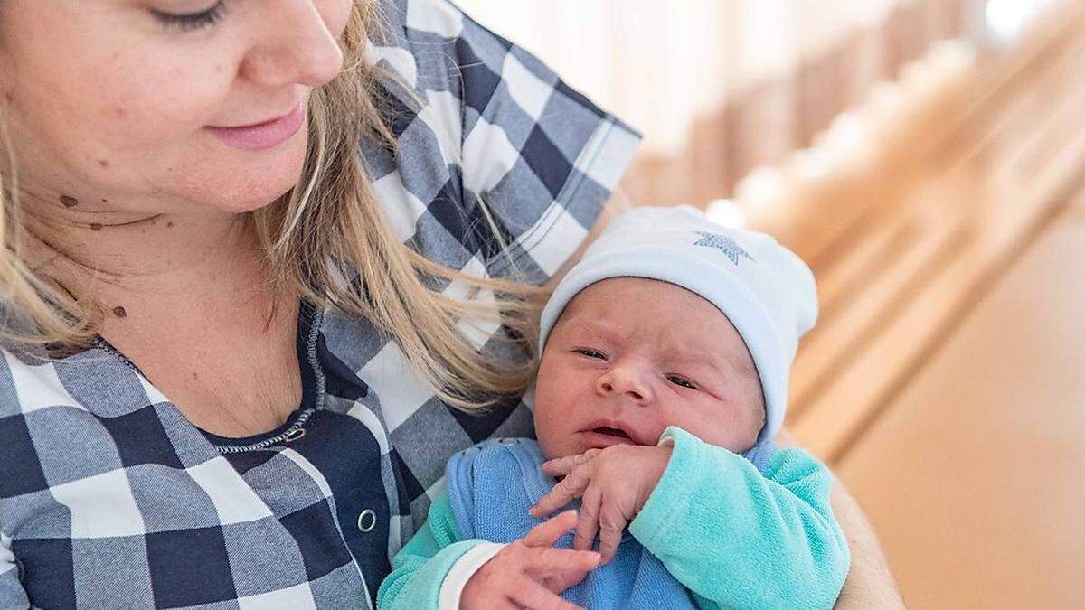 Marcel, das steirische Neujahrsbaby, mit seiner Mama