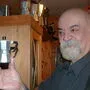        Der Köflacher Künstler Nicolaus Trnka-Strasnitzky mit einer seiner kleinsten Kaffeemaschinen