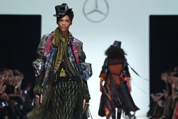 Zu den Gästen gehörten das südafrikanische Model Candice Swanepoel und "Germany's Next Topmodel"-Gewinnerin Stefanie Giesinger. Doch das sind nur einige der Promis in diesem Jahr. Für Dienstagabend wurden in Berlin US-Schauspielerin Katie Holmes ("Ocean's 8", "Die Kennedys"), Ex-Fußballer Bastian Schweinsteiger und seine Frau, die frühere Tennisspielerin Ana Ivanovic, erwartet.