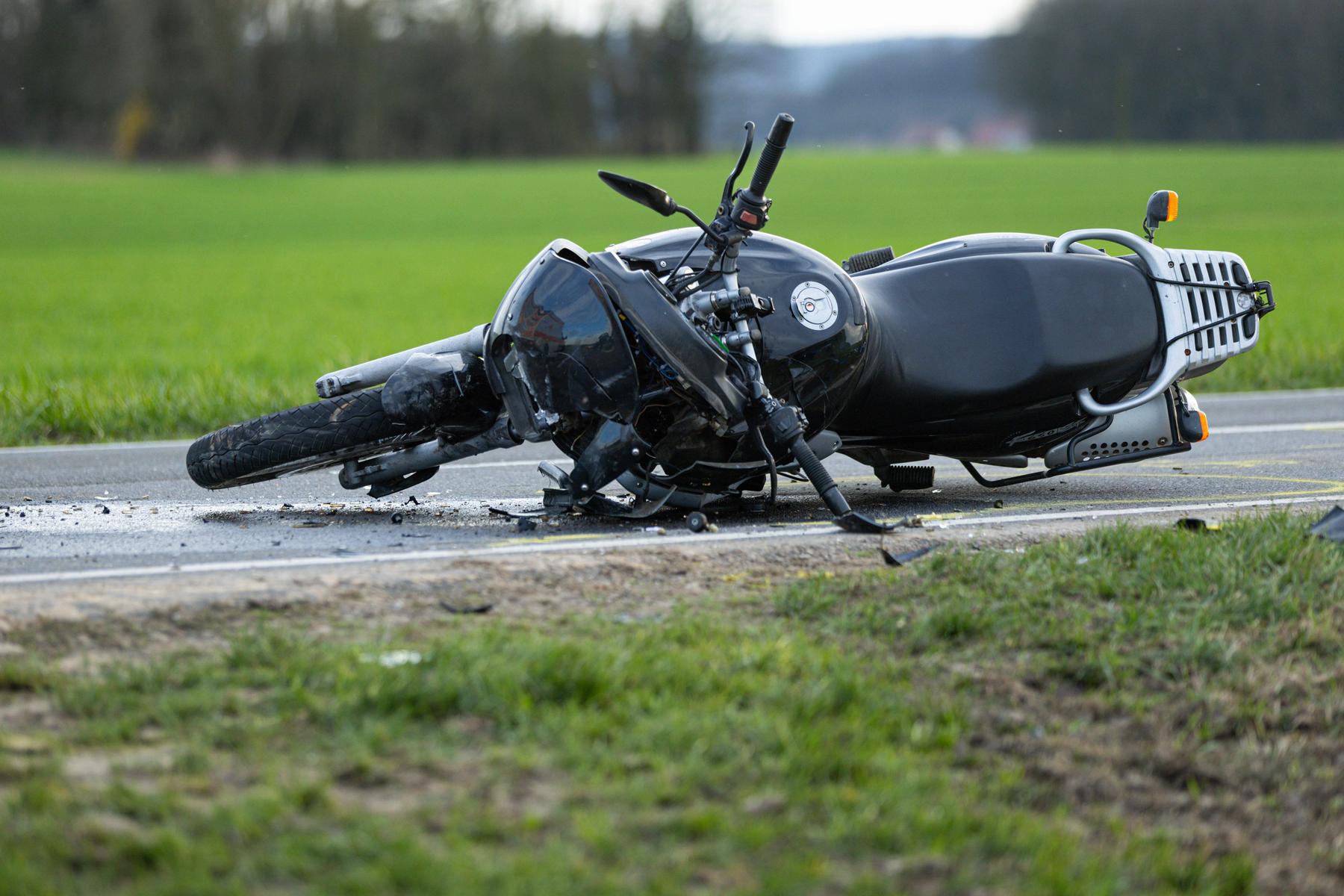 Kollision: 21-jähriger Motorradfahrer bei Kollision schwer verletzt