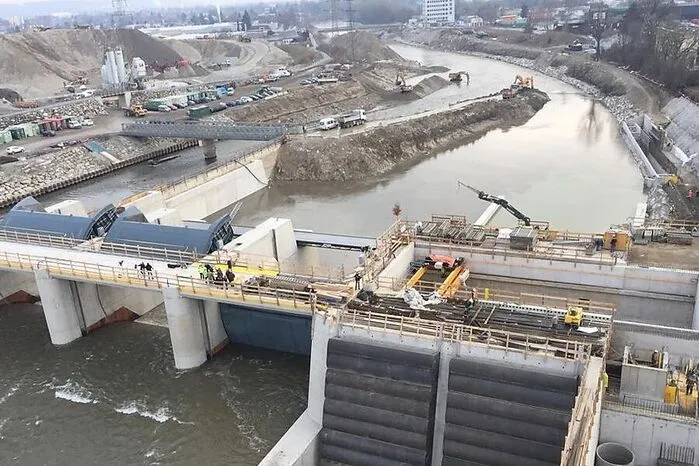Das Murkraftwerk selbst wird dann schon Strom liefern. Das Foto stammt aus dem Frühjahr, mittlerweile sind praktisch alle Komponenten eingebaut. Im Sommer startet der Testbetrieb.