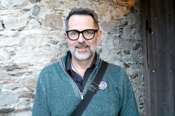 Eines gleich vorweg: Regisseur Michael Eybls (Foto) stilsichere Inszenierung als Kriminalkomödie garantiert dieses Jahr charmante, facettenreiche und kurzweilige Unterhaltung mit Esprit und Musik. 