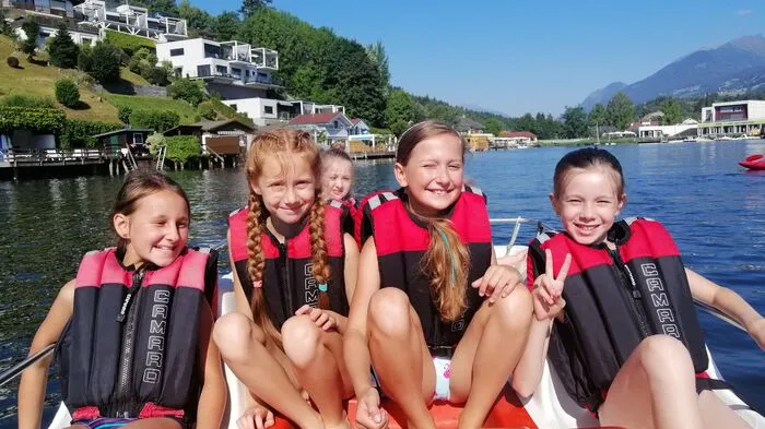 Beim Wassersport am Millstätter See knüpfen die Neun- bis 13-Jährigen Freundschaften über nationale Grenzen hinweg.