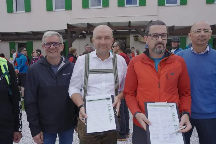 Schulterschluss beim Lorettohof<em>:</em> Bruno Aschenbrenner (LAbg. ÖVP), Bgm. Martin Rath (Seckau), Michael Ranzmaier-Hausleitner (TV Murtal) und Bgm. Heribert Kranz (Gaal, v. l.) präsentierten die Unterschriftenlisten