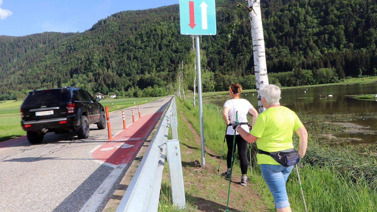 Fußgänger weichen in die Böschung aus