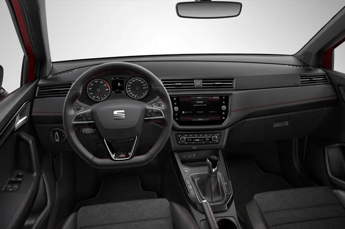 Besonderes Augenmerk haben die Designer auf die Gestaltung des Fahrersitzes und des Cockpits gelegt. Sämtliche Instrumente im Arona sind konsequent auf den Fahrer ausgerichtet. Alle wichtigen Bedienelemente befinden sich in seiner unmittelbaren Reichweite.