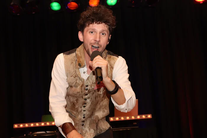 Manuel Spitzer sang aus seinem neuen Album 0404 wie „Wie ein Blitz“ , „Lüg mich nicht an“.
