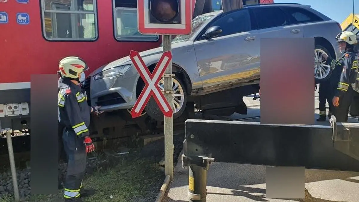 Die Feuerwehr barg das Fahrzeug gemeinsam mit einem Abschleppunternehmen