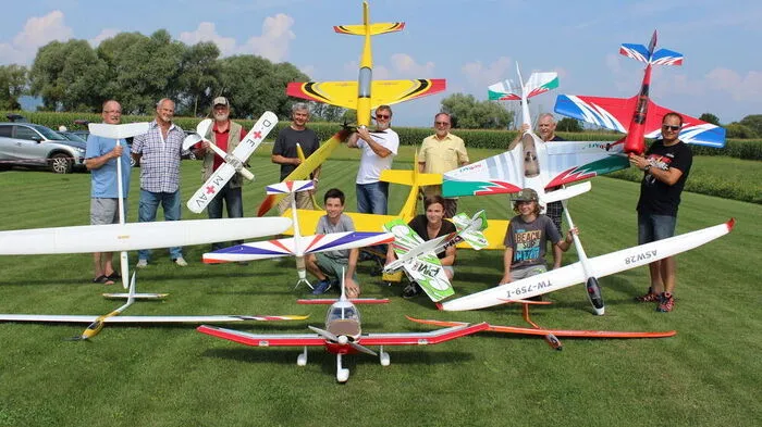 Aus Liebe zum Fliegen: Auf dem Vereinsgelände des MFC Söding treffen sich Jung und Alt, um mit ihren Modellflugzeugen so richtig durchzustarten
