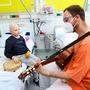 Stefanie (9) ist Patientin an der Kinderonkologie und liebt das Musizieren mit Musiktherapeut Markus Müller-Zötsch