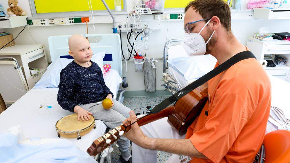 Stefanie (9) ist Patientin an der Kinderonkologie und liebt das Musizieren mit Musiktherapeut Markus Müller-Zötsch
