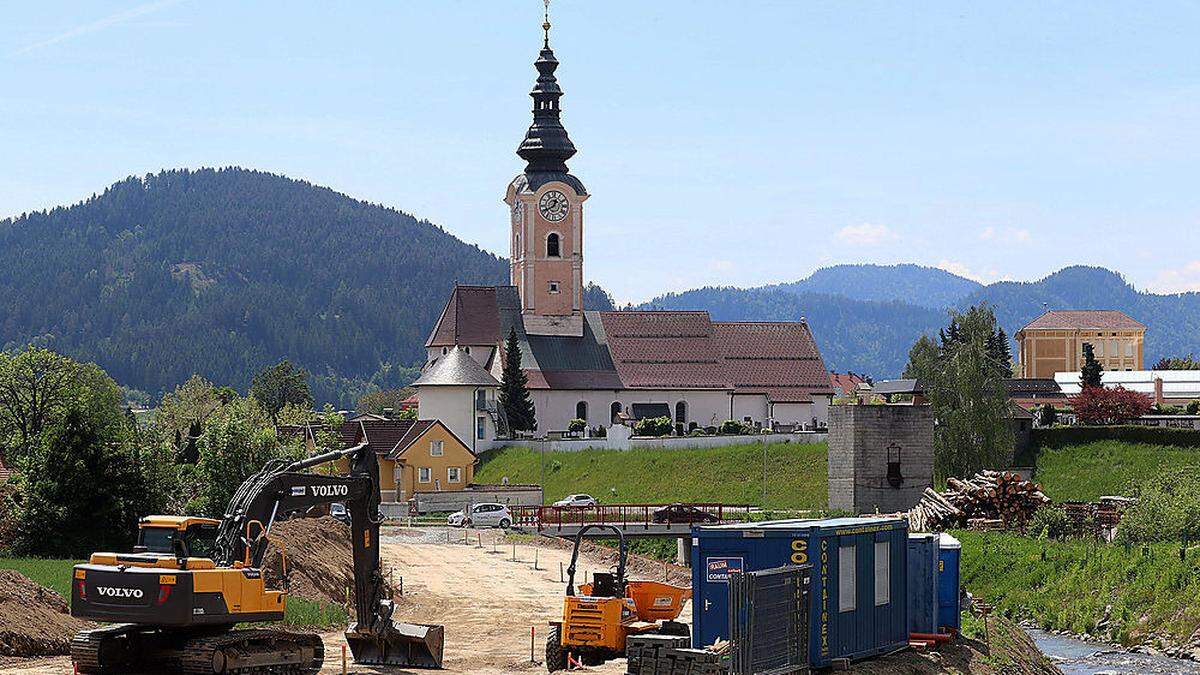 Als Vorbereitung für den Bau des Kreisverkehres wurde die Gurktaler Straße verlegt 