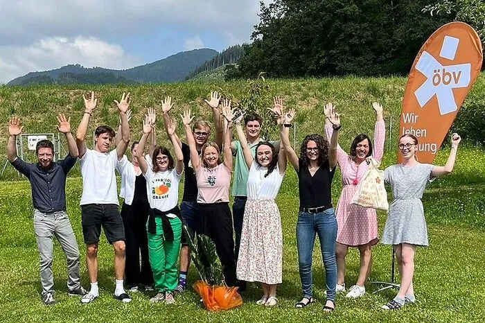 Kapfenberg: Das Kapfenberger Gymnasium verabschiedete sich in die Sommerferien, und an Stelle der mehr als 800 Schülerinnen und Schüler wurden 30.000 Bienen ansässig. Die Wohnhaft der Bienen im Schulgebäude war Teil eines mehrjährigen Projekts.