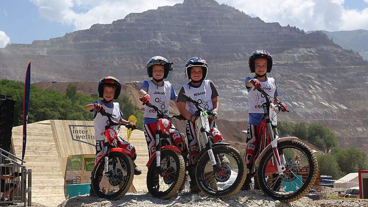 Matthias (6) und Jakob Schmidt (9), Niklas Wannemacher (10) und Philipp Schmidt (10), (v.l.) auf ihren E-Trialbikes