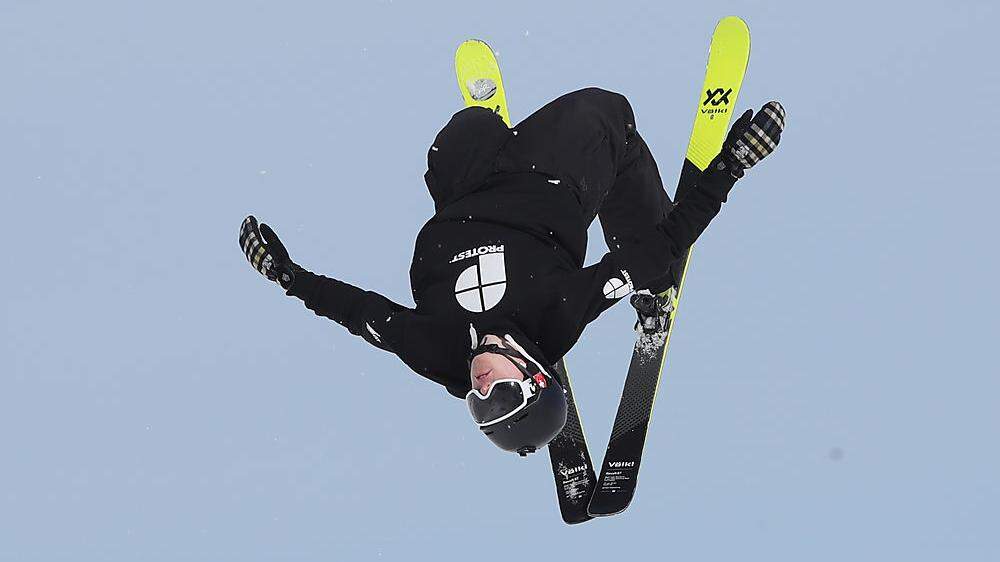 Der Schweizer Freestyler Andri Ragletti kann es nicht nur auf Ski, sondern auch in der Turnhalle