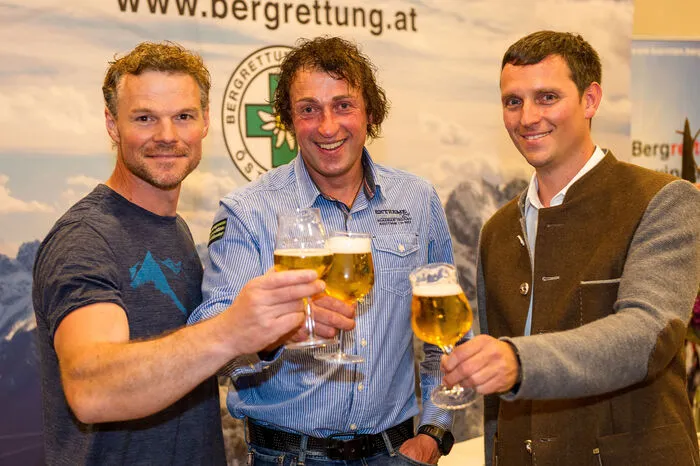 Die Bergsteiger Markus Pucher und Hans Wenzl mit Hausherr Gerhard Winkler.