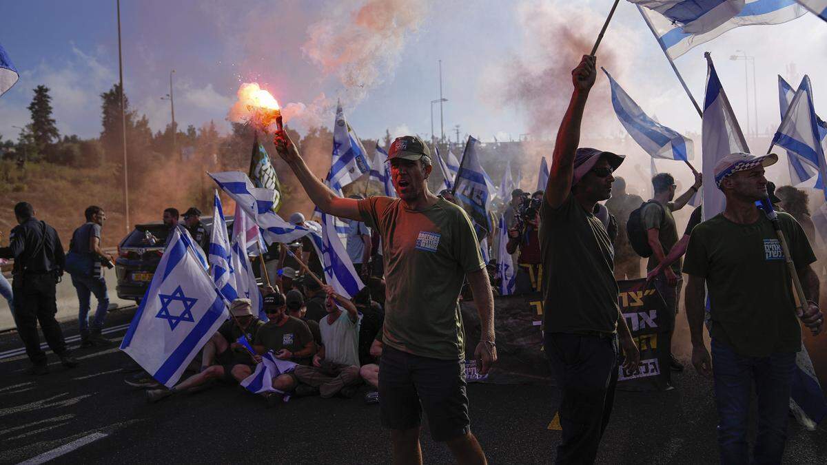 Demonstranten blockierten auch einen Highway nach Jerusalem