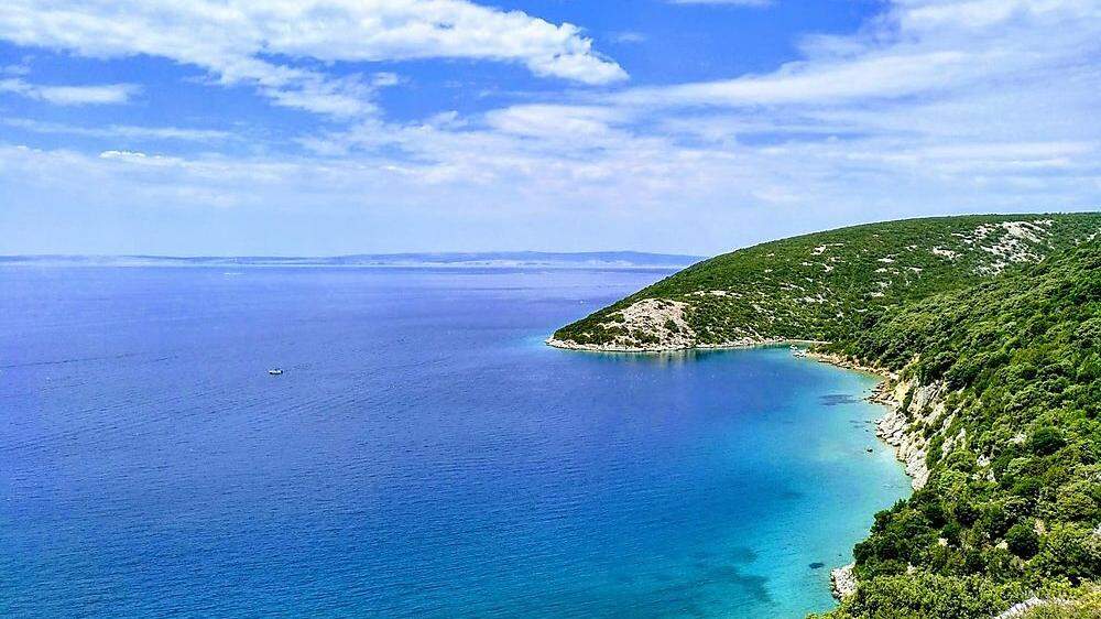 Die glückliche Insel befindet sich inmitten der Kvarner Bucht, eingebettet zwischen dem Festland und den anderen adriatischen Inseln: Krk, Cres und Prag.
