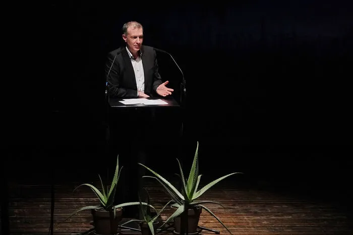 Nach der Begrüßung führte der Leiter des Kunsthauses Johann König kompetent durch das anspruchsvolle Klavierkonzert.
