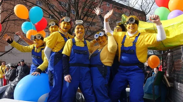 So bunt kann Fasching sein - die Minions beim Umzug in Knittelfeld