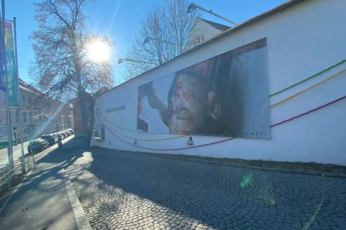 ... und vor dem Volkskundemuseum: Eine junge Frau, die offenbar Opfer einer Gewalttat geworden ist.