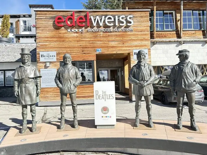 Die Beatles-Statuen vor dem Hotel, in dem die Beatles damals wohnten