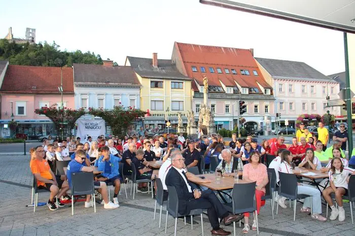 Am Sonntag marschierten die rund 90 Teilnehmerinnen und Teilnehmer mit ihren Trainern und Betreuern vom Einkaufszentrum „Stop Shop“ zum Michaeliplatz, wo sie unter anderem von Bürgermeister Bernd Osprian begrüßt wurden.