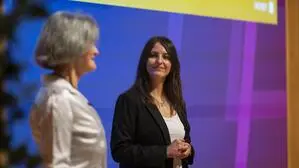 Links eine Frau mit grauen Haaren, rechts eine dunkelhaarige Frau, die ihr zuhört und leicht lächelt