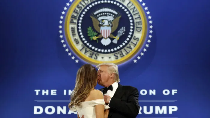 Ein Schmatzer für Melania: Zum Abschluss der Vereidigungsfeierlichkeiten haben Donald und Melania Trump am Freitagabend ihre ersten Runden als "First Couple" der USA auf dem Tanzboden absolviert.