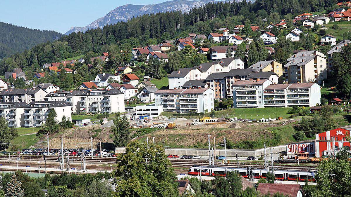 Zwischen Geleisen und Wohnsiedlung soll die Parkanlage kommen