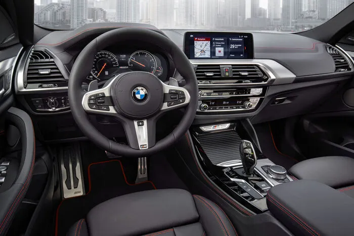 Die weiterentwickelte Sprachsteuerung befolgt nun auch frei formulierte Anweisungen. Optional sind außerdem die Gestensteuerung, das multifunktionale Instrumentendisplay und ein Head-up-Display erhältlich.