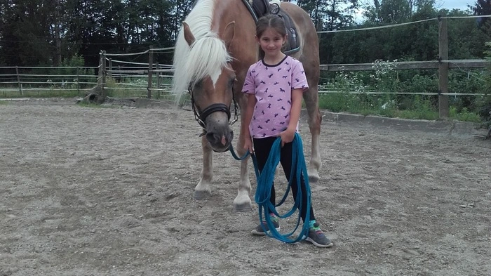 Kanufahren mit Oma und Opa war für Anna (7) aus Schwanberg das tollste Abenteuer – und sie hat sogar ein eigenes Pferd bekommen. Der Name: Sanja Sonnenschein. Was für ein toller Sommer