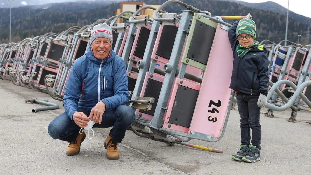 Ernst Prieger mit Enkel Matheo beim Kauf einer Sessellift-Garnitur