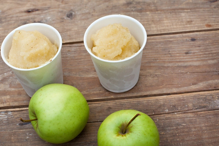 Achten Sie auf abwechslungsreiche Speisen in angenehmer Konsistenz, z. B. Apfelmus, weich gekochtes Gemüse, Pudding.