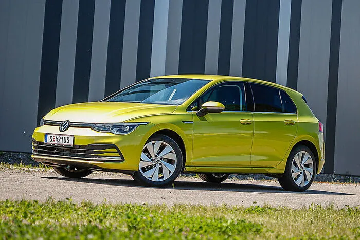 Der Klassiker. Der VW Golf ist der Golf, ist der Golf. Fahrerisch eine Wucht. Motorisch in allen möglichen Varianten bestellbar, vom Plug-in-Hybrid bis zum High-Performance-Golf. Der Schritt, das Cockpit voll zu digitalisieren, war richtig. Alles andere schaut alt aus. Hier im Test mit Walter Röhrl.