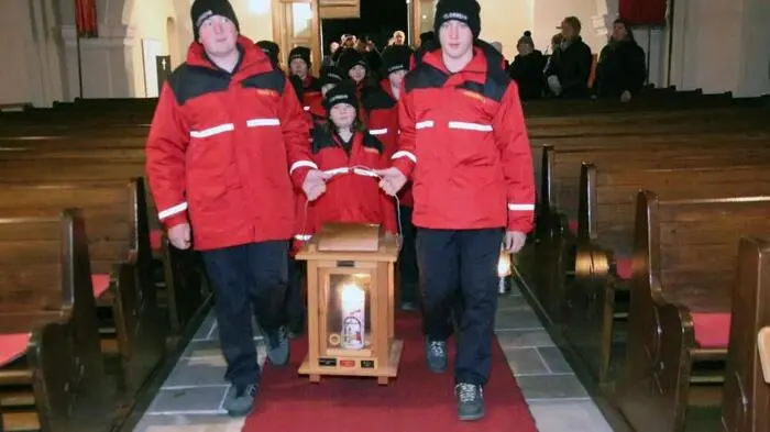 Der Feuerwehrjugend von Edelschrott wurde heuer eine besondere Ehre zuteil. Sie war beauftragt, das Friedenslicht in die Steiermark zu bringen. Erstmals kam das Licht wegen der aktuellen Lage nícht direkt aus Bethlehem, verwendet wurde das vom Vorjahr in der Wallfahrtskirche Christkindl in Steyer aufbewahrte Licht. 