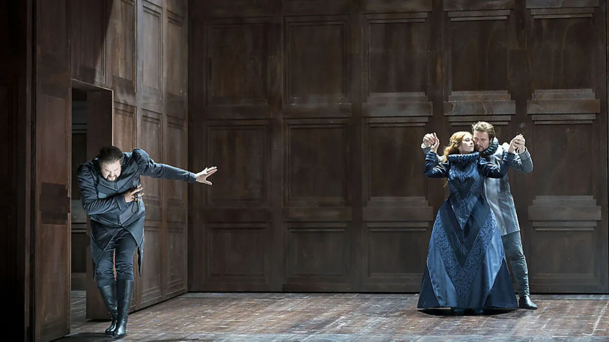 Timo Riihonen (Philipp II.), Aurelia Florian (Elisabeth) und Mykhailo Malafii (Don Carlo)