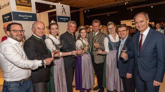 Auf einen gelungen neuen Jahrgang: Stefan Potzinger (Obmann Wein Steiermark und Winzer), Hans Seitinger (Landesrat), Weinprinzessin Maria Jöbstl, Weinbaudirektor Werner Luttenberger, Weinkönigin Katja Silberschneider, Landeskammer-Chef Franz Titschenbacher, Weinprinzessin Lisa Peinsipp, ÖWM-Geschäftsführer Willi Klinger, Steiermärkische-Vorstand Franz Kerber