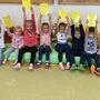Die Kinder freuen sich schon auf die vielen Angebote im neuen, knallgelben Programmheft