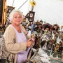 Auch kleine Handwerksarbeiten gehören bei Adelheid Scheiber am Flohmarkt dazu