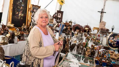 Auch kleine Handwerksarbeiten gehören bei Adelheid Scheiber am Flohmarkt dazu