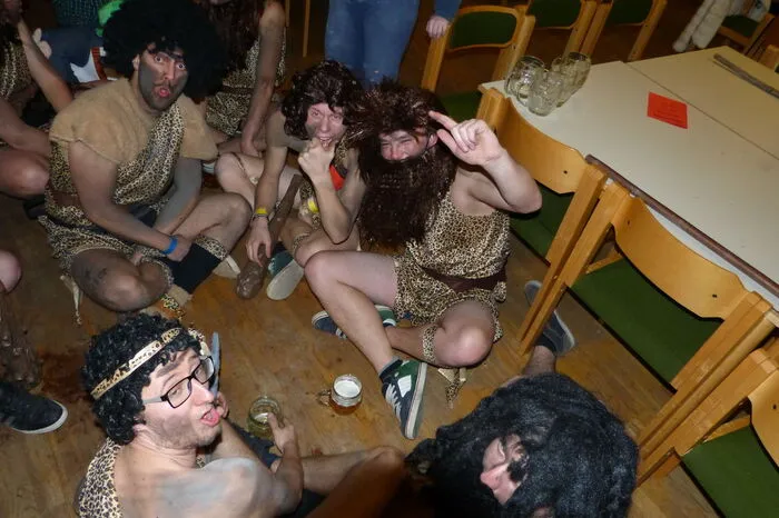 Viele maskierte Narren fanden sich im Laufe des Abends ein und sorgten für ausgelassene Stimmung. Asterix, Obelix und Miraculix mit Zaubertrank wurden zum schönsten Kostüm gewählt, was Obfrau Alexandra Achatz verkündete. 
