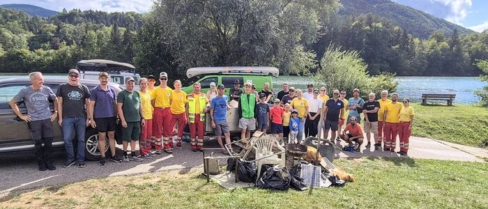 Gruppe von Personen stehn hinter Müllberg